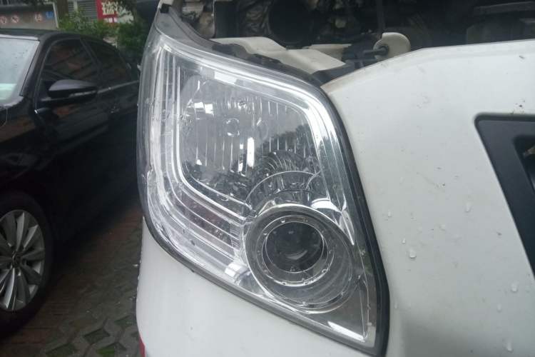 Used Foton Toano 2024 Joyear Multi-Function 2.0T Manual Long-Wheelbase Mid-Roof Model with Single Rear Tire Available in 5/6/7/9-Seater Configurations Right Front Headlight