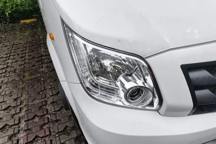 Used Foton Toano 2024 Joy Elephant Van Cummins 2.8T Manual Long Wheelbase Mid-Roof Design Rear Dual Tires 3-Seater Right Front Headlight