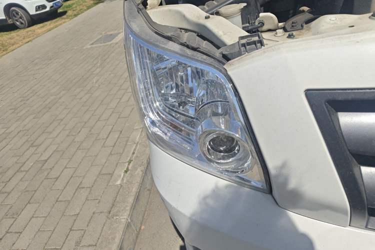Used Foton Toano 2024 Tuyano Pro Multi-Function 2.0T Manual Rear-Drive Long Wheelbase Mid-Roof Design Single Rear Tire—Available in 5/6/7/9-Seater Configurations Right Front Headlight