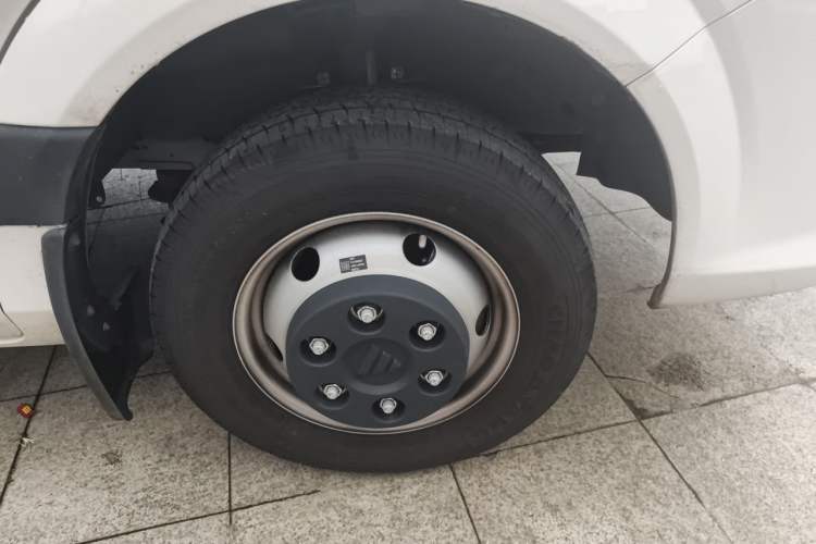 Used Foton Toano 2024 Geely Xianghuo Van 2.5T Manual Extended Wheelbase Mid-Roof Design Rear Dual Tires 3-Seater Right Front Wheel Hub