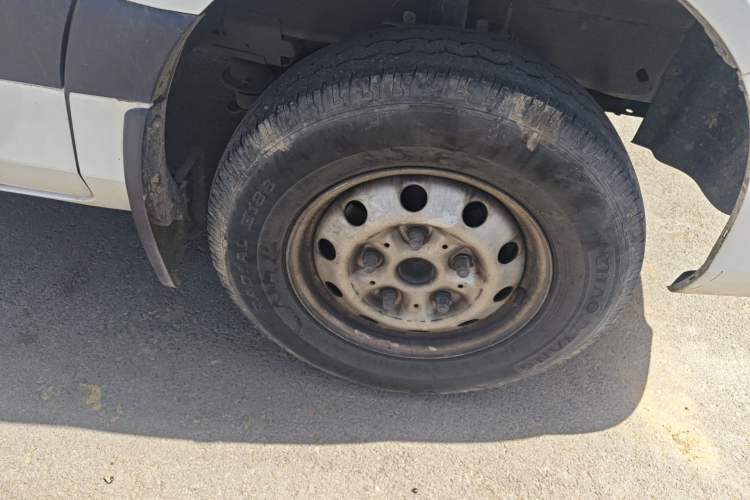 Used Foton Toano 2024 Tuyano Pro Multi-Function 2.0T Manual Rear-Drive Long Wheelbase Mid-Roof Design Single Rear Tire—Available in 5/6/7/9-Seater Configurations Right Front Wheel Hub