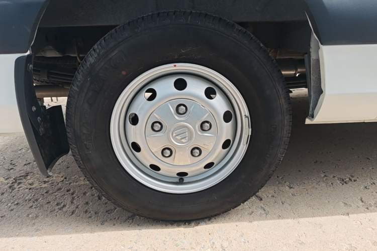 Used Foton Toano 2024 Joyear Multi-Function 2.0T Manual Long-Wheelbase Mid-Roof Model with Single Rear Tire Available in 5/6/7/9-Seater Configurations Right Rear Wheel Hub