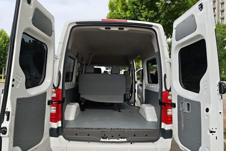 Used Foton Toano 2024 Joyear Multi-Function 2.0T Manual Long-Wheelbase Mid-Roof Model with Single Rear Tire Available in 5/6/7/9-Seater Configurations Trunk