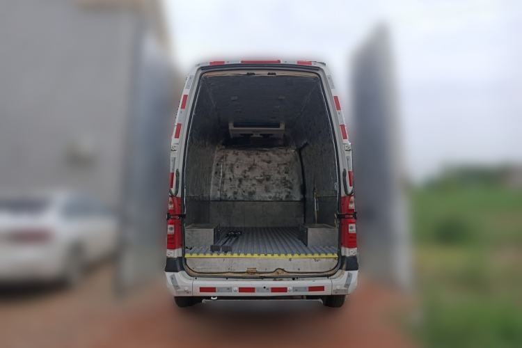 Used Foton Toano 2024 Geely Xianghuo 2.5T Manual Long Wheelbase Ultra-High Roof with Rear Dual Tires 3-Seater Trunk
