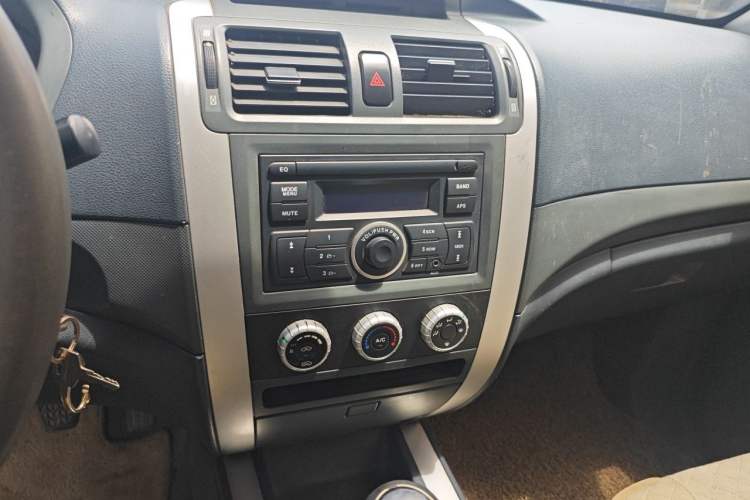 Used Foton Tunland 2013 2.4L Gasoline Two-Wheel Drive Champion Edition 4G69 Audio And AC Panel