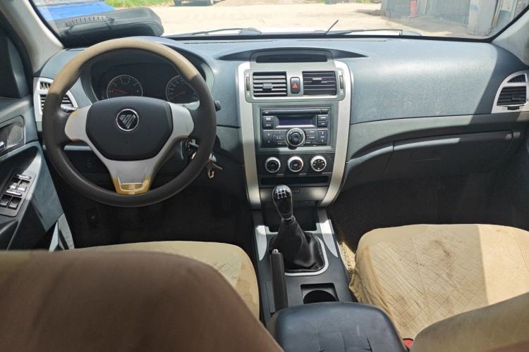 Used Foton Tunland 2013 2.4L Gasoline Two-Wheel Drive Champion Edition 4G69 Center Console