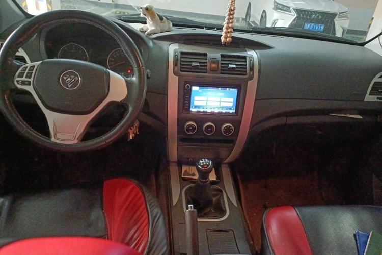 Used Foton Tunland 2015 2.8T E5 Diesel Two-Wheel-Drive Elite Edition BJ493ZLQ4 Center Console