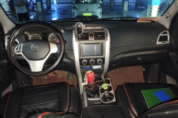 Used Foton Tunland 2015 2.8T Diesel Two-Wheel Drive Entry Version BJ493ZLQ4 Center Console