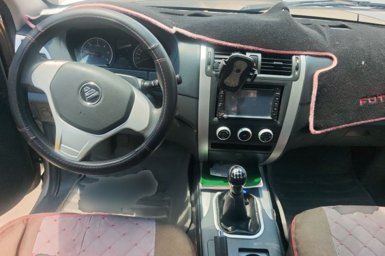 Used Foton Tunland 2015 2.8T Diesel Two-Wheel Drive Entry Version BJ493ZLQ4 Center Console
