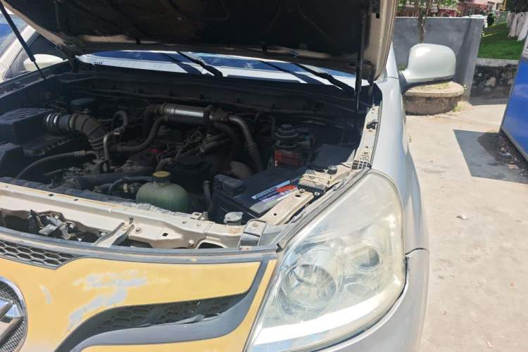 Used Foton Tunland 2015 2.8T Diesel Two-Wheel Drive Entry Version BJ493ZLQ4 Engine Bay Left