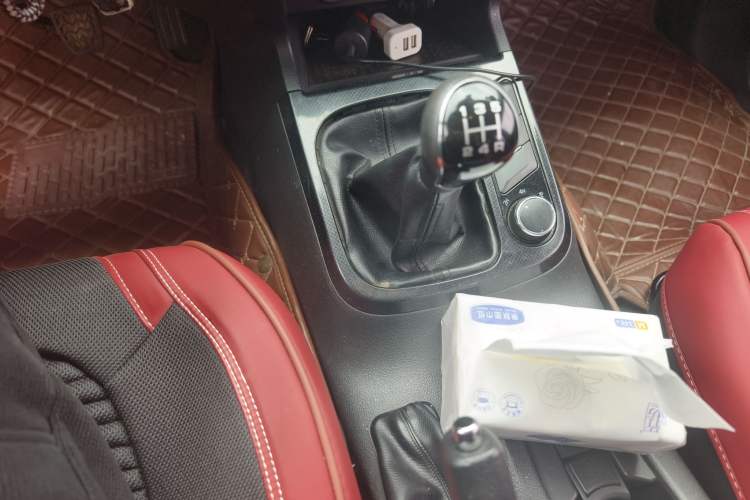 Used Foton Tunland 2015 2.8T S-Series Diesel 4x4 Elite Edition Low-Roof ISF2.8 Gear Lever