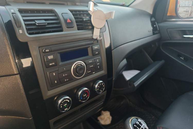 Used Foton Tunland 2015 2.8T S-Series Diesel Two-Wheel-Drive Elite Edition Low Roof ISF2.8 Audio And AC Panel