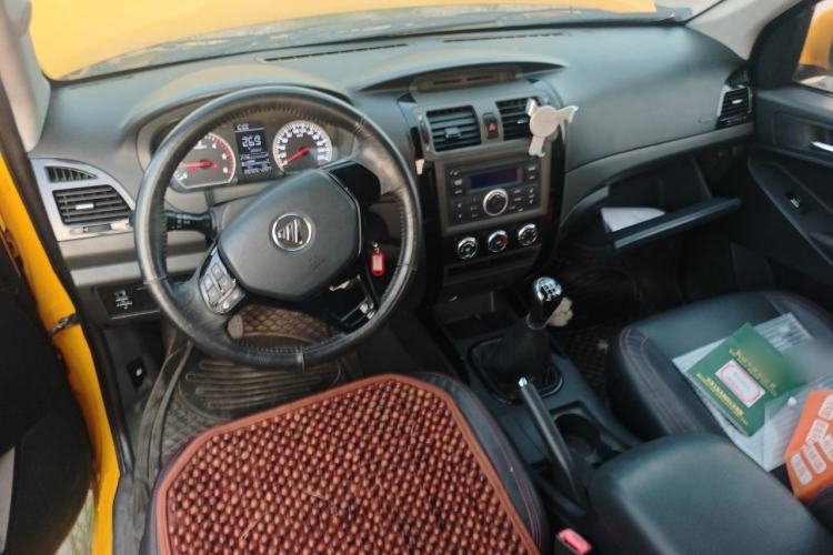 Used Foton Tunland 2015 2.8T S-Series Diesel Two-Wheel-Drive Elite Edition Low Roof ISF2.8 Center Console