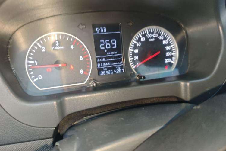 Used Foton Tunland 2015 2.8T S-Series Diesel Two-Wheel-Drive Elite Edition Low Roof ISF2.8 Odometer Close Up