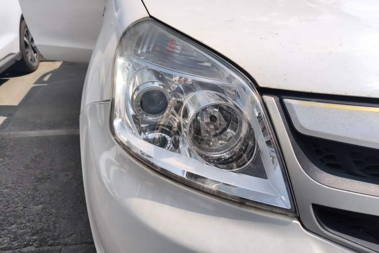 Used Foton Tunland 2016 2.8T E5 Two-Wheel-Drive Comfort Version Long Wheelbase 4J28TC2 Right Front Headlight