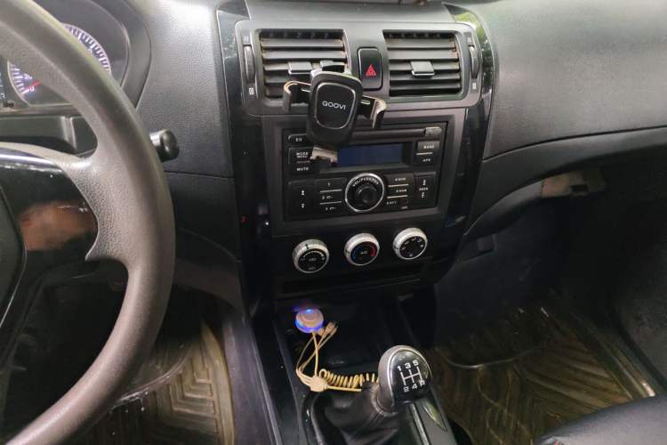 Used Foton Tunland 2017 2.8T E-Series Diesel Two-Wheel Drive Comfort Version with Low Cargo Bed and Long Cabin Meeting China V Emission Standards Audio And AC Panel