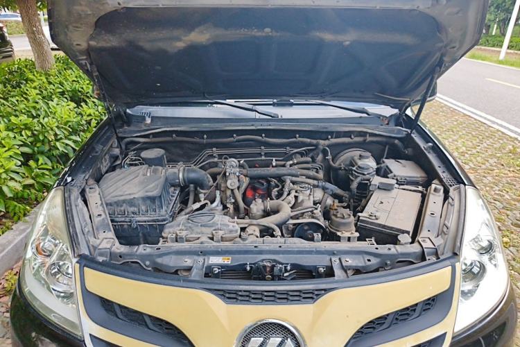 Used Foton Tunland 2017 2.8T E-Series Diesel Two-Wheel Drive Comfort Version with Low Cargo Bed China V Emission Standard Engine Bay