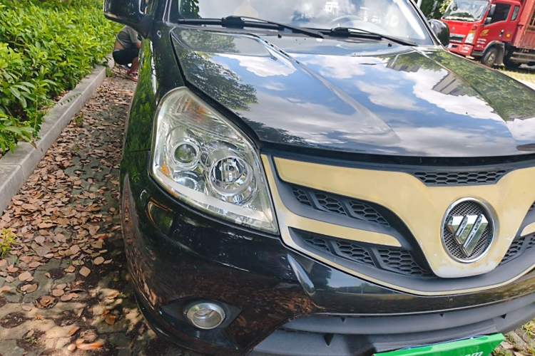 Used Foton Tunland 2017 2.8T E-Series Diesel Two-Wheel Drive Comfort Version with Low Cargo Bed China V Emission Standard Right Front Headlight