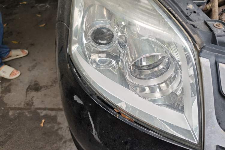 Used Foton Tunland 2017 2.8T E-Series Diesel Two-Wheel Drive Comfort Version with Low Cargo Bed and Long Cabin Meeting China V Emission Standards Right Front Headlight