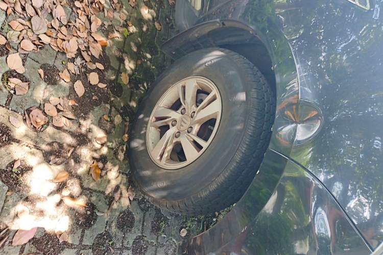 Used Foton Tunland 2017 2.8T E-Series Diesel Two-Wheel Drive Comfort Version with Low Cargo Bed China V Emission Standard Right Front Wheel Hub