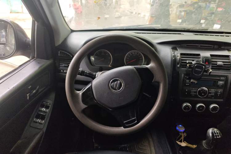 Used Foton Tunland 2017 2.8T E-Series Diesel Two-Wheel Drive Comfort Version with Low Cargo Bed and Long Cabin Meeting China V Emission Standards Steering Wheel
