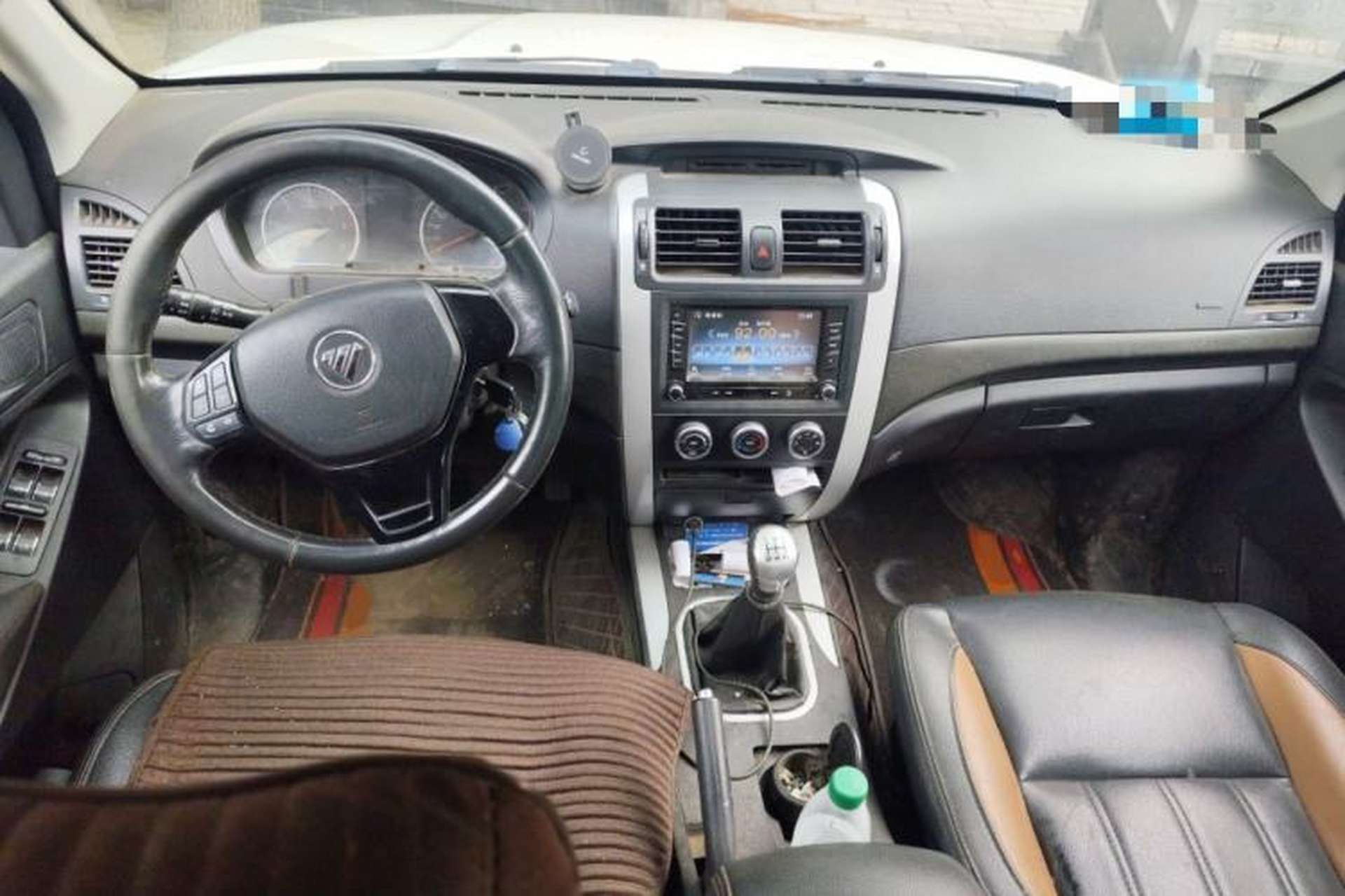 Used Foton Tunland 2018 2.8T E5 Two-Wheel-Drive Comfort Version with Long Wheelbase Equipped with 4J28TC4 Engine Center Console