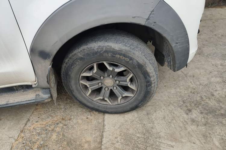 Used Foton Tunland 2018 2.8T E5 Two-Wheel-Drive Comfort Version with Long Wheelbase Equipped with 4J28TC4 Engine Right Front Wheel Hub