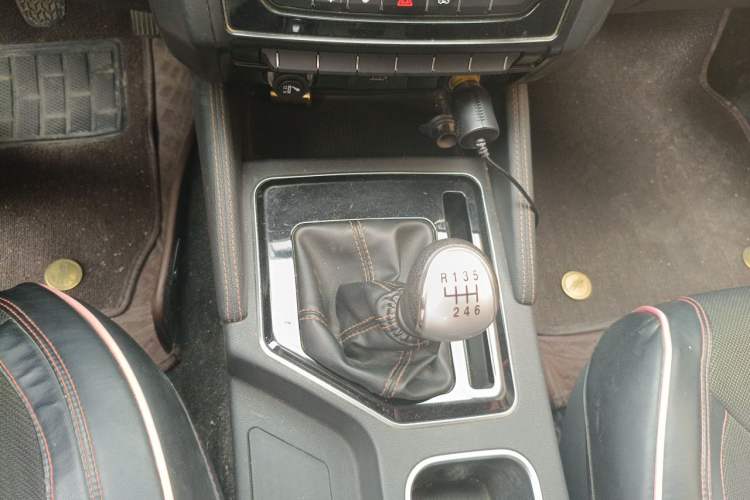 Used Foton Tunland 2020 2.0T Tougou 5 Diesel Two-Wheel Drive Elite Version High Ground Clearance Long Wheelbase – 4F20TC Gear Lever