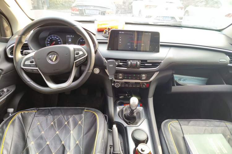Used Foton Tunland Yutu 2020 2.0T Yutu 8 Diesel Two-Wheel Drive Elite Version Long Wheelbase 4F20TC Center Console
