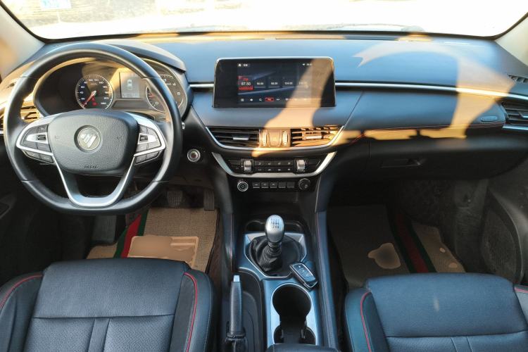 Used Foton Tunland Yutu 2020 2.0T Yutu 9 Diesel Two-Wheel Drive Enjoyment Edition Long Wheelbase 4F20TC Center Console