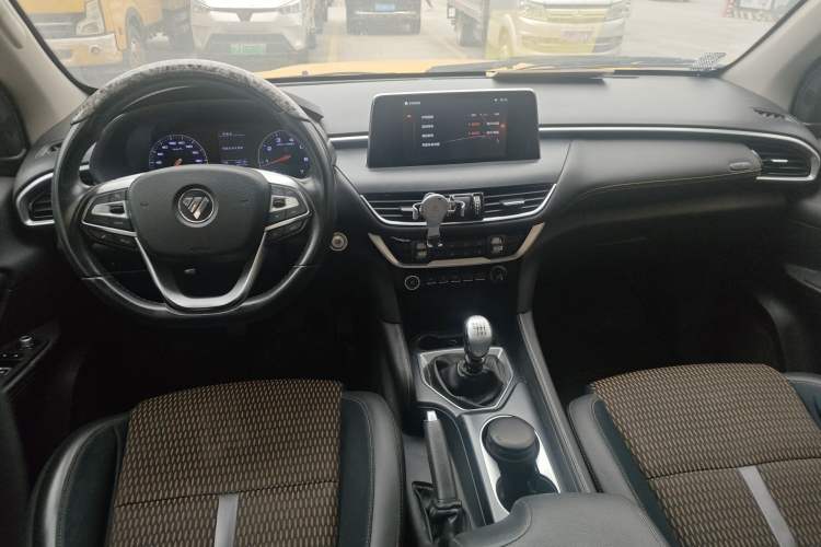 Used Foton Tunland Yutu 2020 2.0T Yutu 8 Gasoline Two-Wheel Drive Elite Version Standard Wheelbase 4G20TI5 Center Console