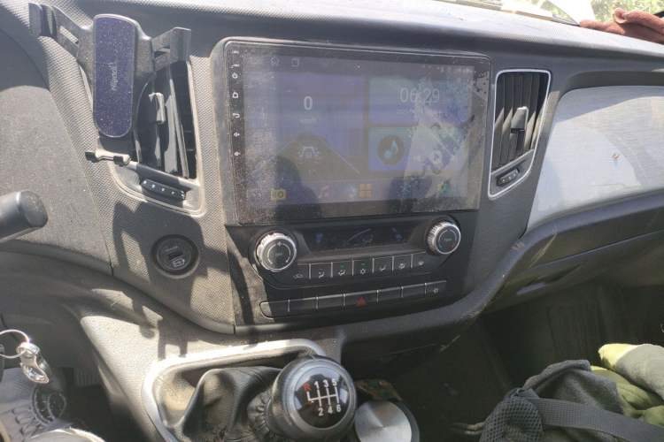 Used Foton Tuyano X7 2026 Model Van 2.5T Manual Extended Wheelbase High-Roof Dual-Tire 3-Seater Audio And AC Panel