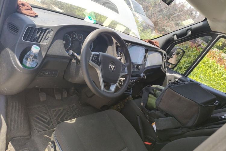 Used Foton Tuyano X7 2026 Model Van 2.5T Manual Extended Wheelbase High-Roof Dual-Tire 3-Seater Center Console