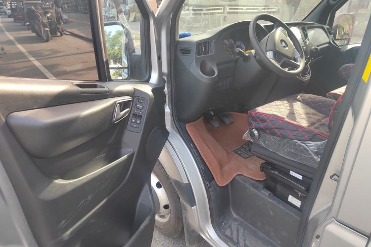 Used Foton Tuyano X7 2026 Model Van 2.5T Manual Extended Wheelbase High-Roof Dual-Tire 3-Seater Driver Seat