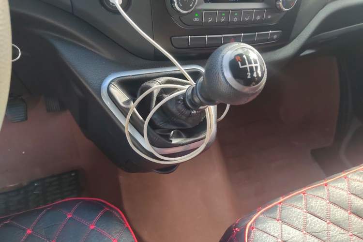 Used Foton Tuyano X7 2026 Model Van 2.5T Manual Extended Wheelbase High-Roof Dual-Tire 3-Seater Gear Lever