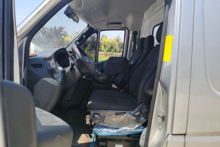 Used Foton Tuyano X7 2026 Model Van 2.5T Manual Extended Wheelbase High-Roof Dual-Tire 3-Seater Left Front Seat