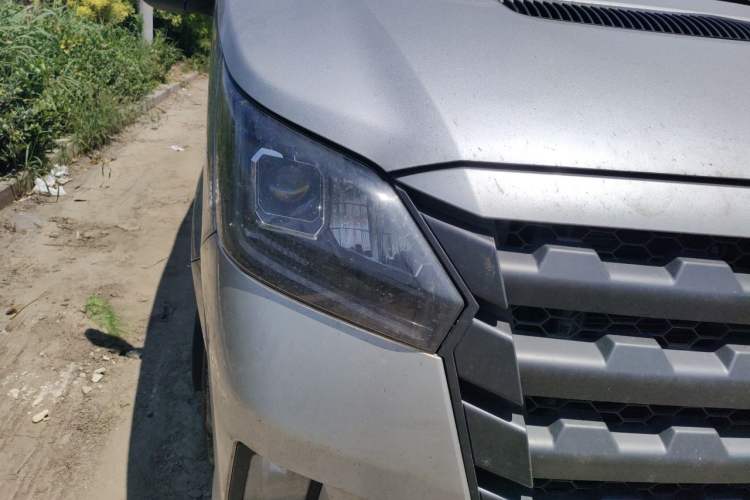 Used Foton Tuyano X7 2026 Model Van 2.5T Manual Extended Wheelbase High-Roof Dual-Tire 3-Seater Right Front Headlight