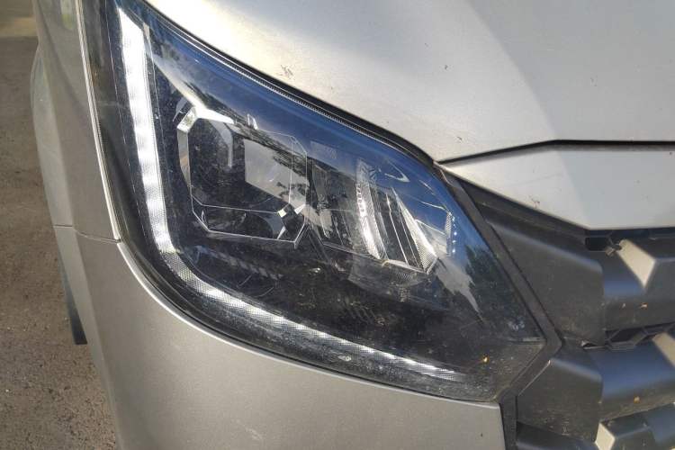 Used Foton Tuyano X7 2026 Model Van 2.5T Manual Extended Wheelbase High-Roof Dual-Tire 3-Seater Right Front Headlight