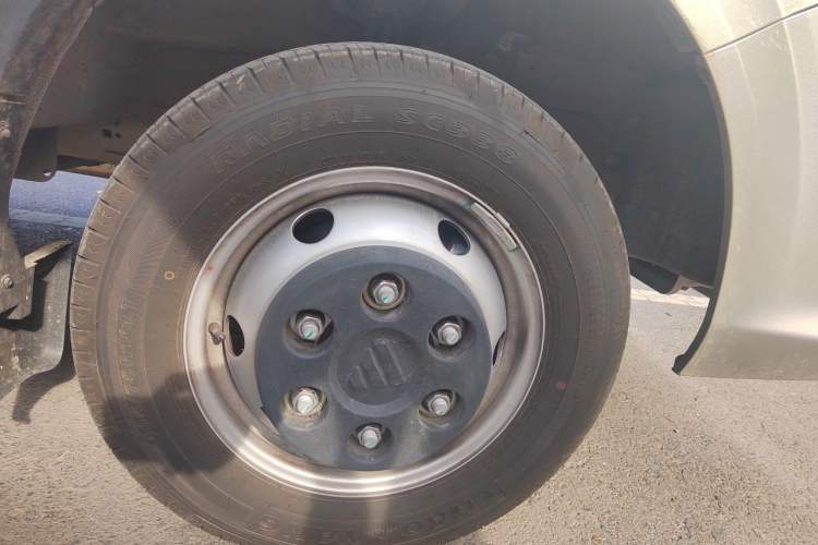 Used Foton Tuyano X7 2026 Model Van 2.5T Manual Extended Wheelbase High-Roof Dual-Tire 3-Seater Right Front Wheel Hub