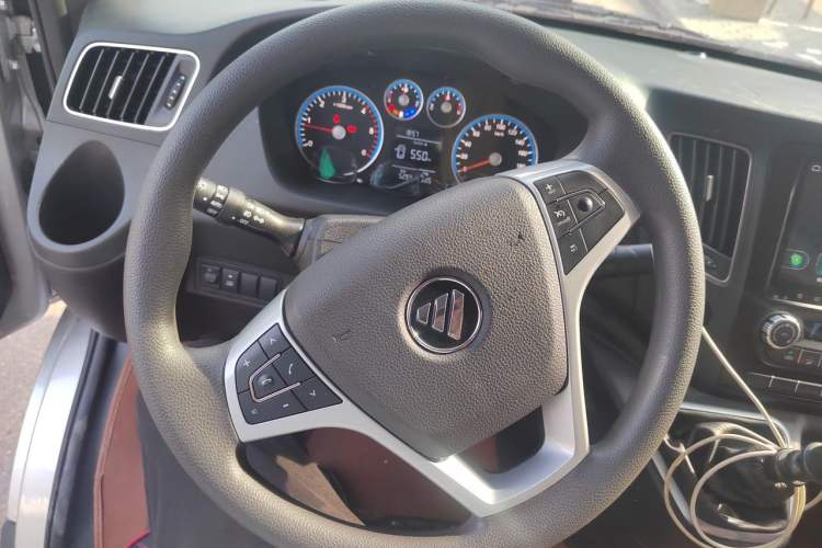 Used Foton Tuyano X7 2026 Model Van 2.5T Manual Extended Wheelbase High-Roof Dual-Tire 3-Seater Steering Wheel