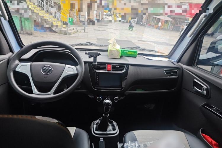 Used Foton Xiangling M 2018 1.5L Non-Load-Bearing Double-Cab with Dual Rear Tires (Cargo Version) DAM15L Center Console