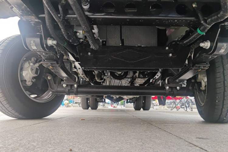 Used Foton Xiangling M 2018 1.5L Non-Load-Bearing Double-Cab with Dual Rear Tires (Cargo Version) DAM15L Chassis Front