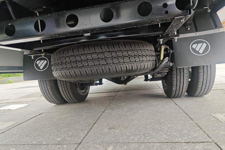 Used Foton Xiangling M 2018 1.5L Non-Load-Bearing Double-Cab with Dual Rear Tires (Cargo Version) DAM15L Chassis Rear