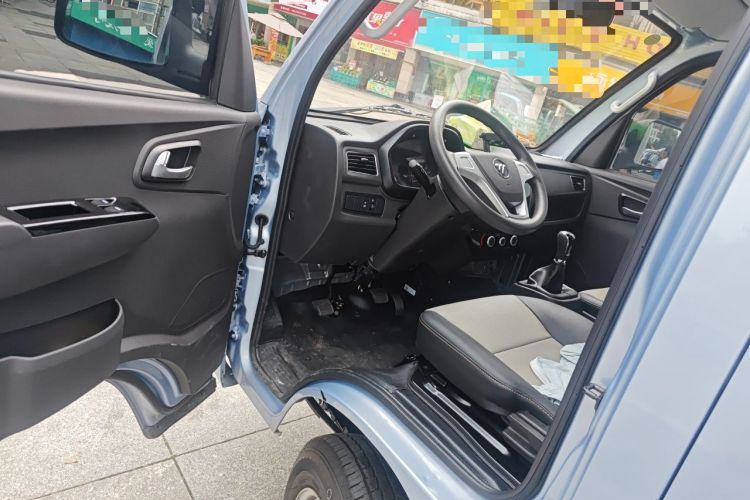 Used Foton Xiangling M 2018 1.5L Non-Load-Bearing Double-Cab with Dual Rear Tires (Cargo Version) DAM15L Driver Seat