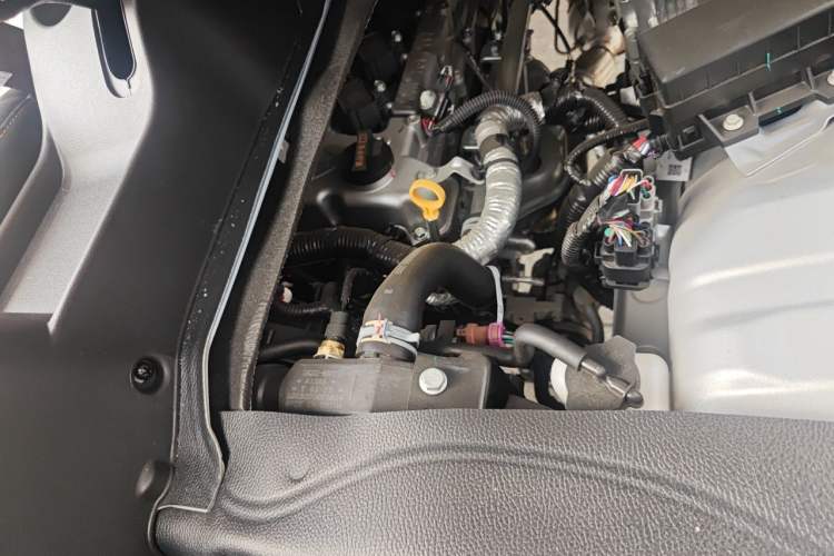 Used Foton Xiangling M 2018 1.5L Non-Load-Bearing Double-Cab with Dual Rear Tires (Cargo Version) DAM15L Engine Bay Right