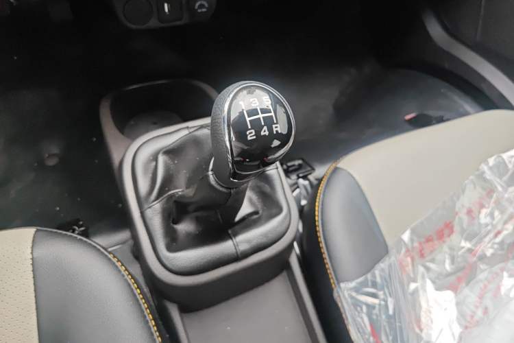 Used Foton Xiangling M 2018 1.5L Non-Load-Bearing Double-Cab with Dual Rear Tires (Cargo Version) DAM15L Gear Lever