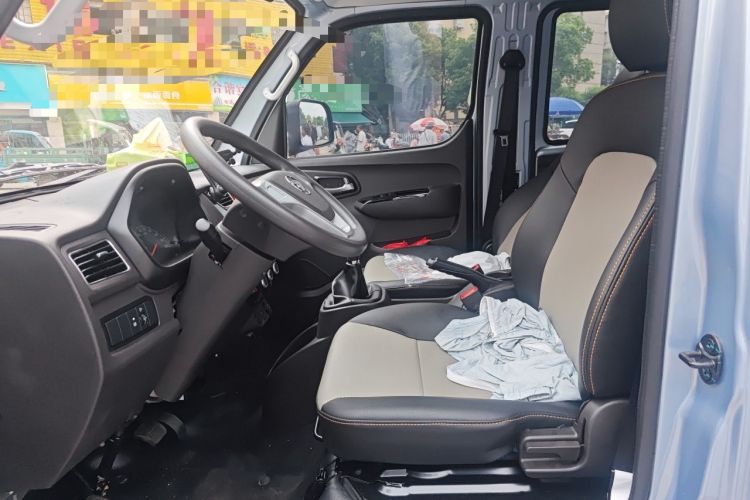 Used Foton Xiangling M 2018 1.5L Non-Load-Bearing Double-Cab with Dual Rear Tires (Cargo Version) DAM15L Left Front Seat