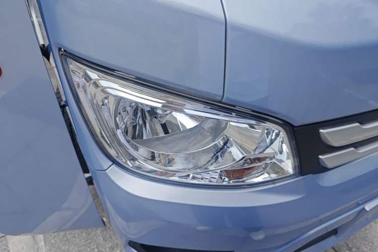 Used Foton Xiangling M 2018 1.5L Non-Load-Bearing Double-Cab with Dual Rear Tires (Cargo Version) DAM15L Right Front Headlight