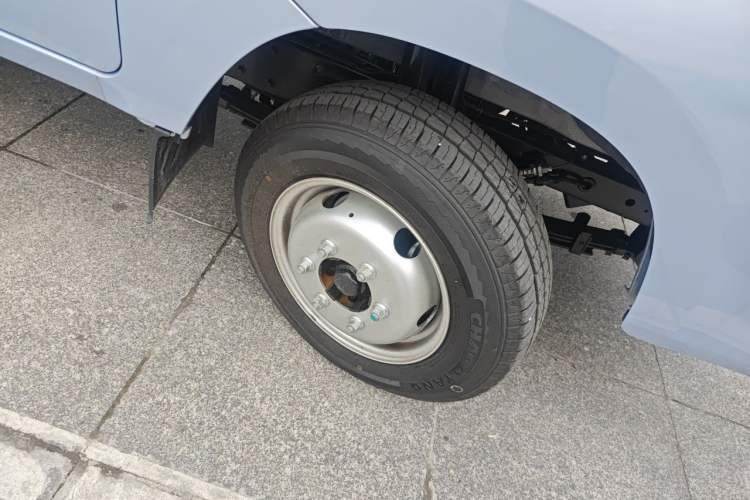 Used Foton Xiangling M 2018 1.5L Non-Load-Bearing Double-Cab with Dual Rear Tires (Cargo Version) DAM15L Right Front Wheel Hub