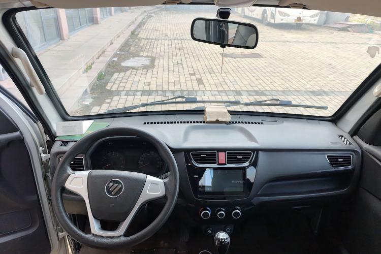 Used Foton Xiangling M 2018 1.5L Non-Load-Bearing Double-Cab with Dual Rear Tires (Cargo Version) DAM15L Center Console